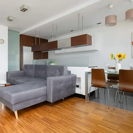 Air-conditioned Near Lazienki Park With Parking By Renters Daire