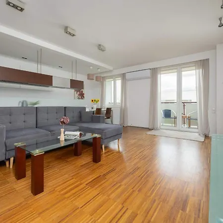 Air-conditioned Near Lazienki Park With Parking By Renters Warszawa