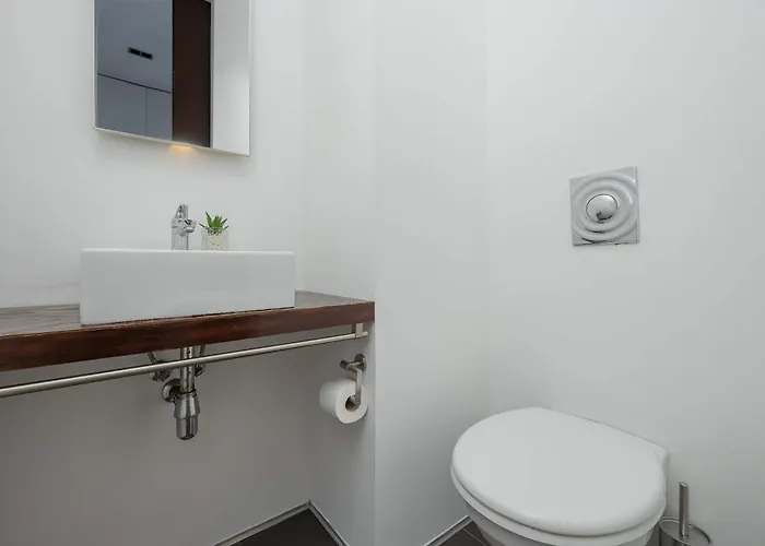 Air-conditioned Near Lazienki Park With Parking By Renters شقة وارسو