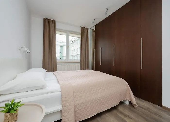 Air-conditioned Near Lazienki Park With Parking By Renters شقة وارسو