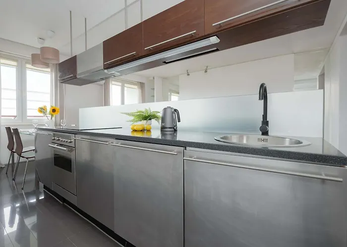 Air-conditioned Near Lazienki Park With Parking By Renters شقة *