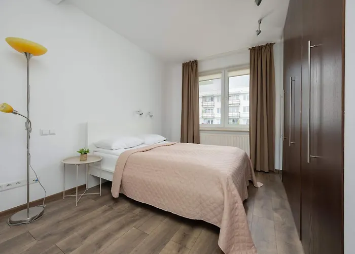 Air-conditioned Near Lazienki Park With Parking By Renters وارسو