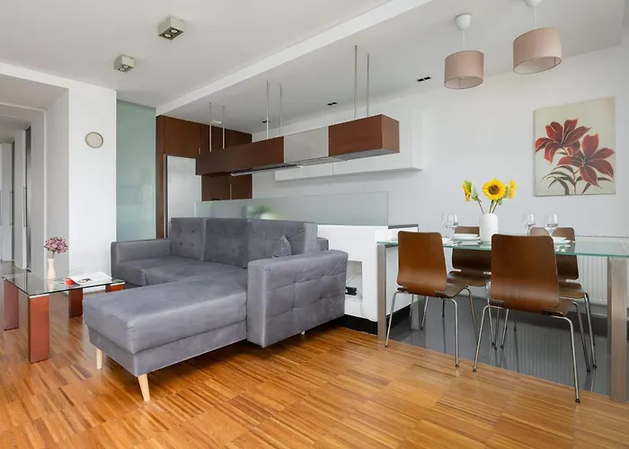 Air-conditioned Near Lazienki Park With Parking By Renters شقة