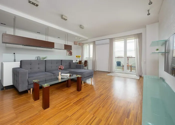 Air-conditioned Near Lazienki Park With Parking By Renters وارسو