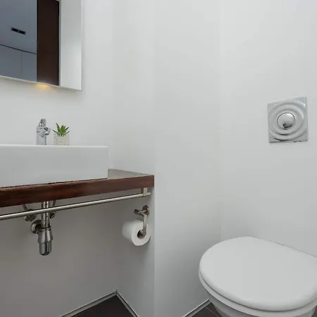 Air-conditioned Near Lazienki Park With Parking By Renters Appartement Varsovie