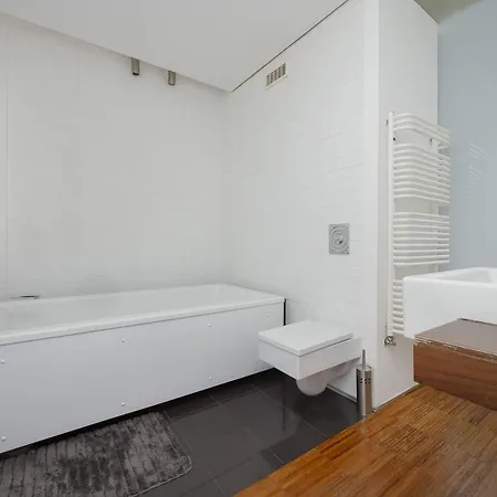 Air-conditioned Near Lazienki Park With Parking By Renters Appartement Varsovie