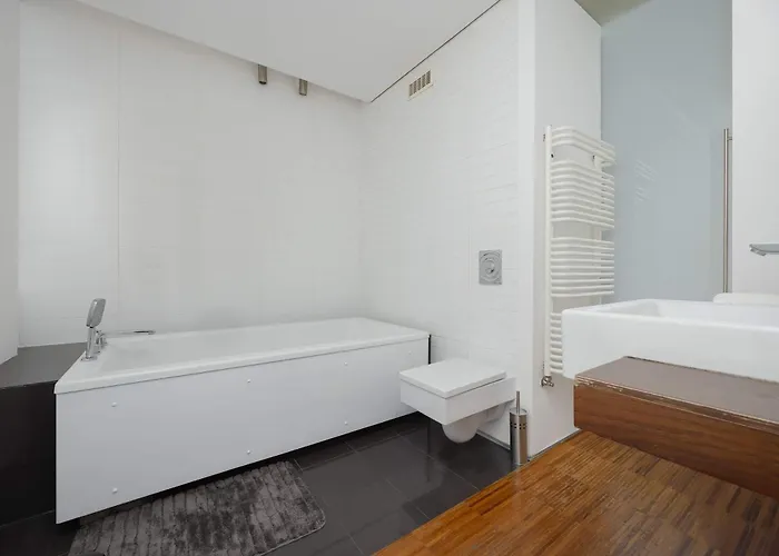 Air-conditioned Near Lazienki Park With Parking By Renters Apartment Warsaw