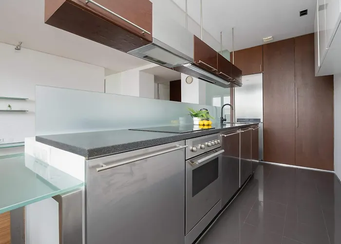 Air-conditioned Near Lazienki Park With Parking By Renters Apartment *